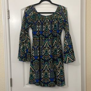 Geometric pattern dress. Very comfortable. Slimming cut. Flare sleeves.